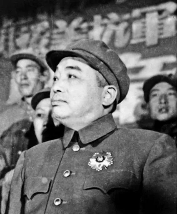 1939年，国军军长请彭德怀吃饭，吃饭时，军长妻子突然凑了过来，对彭德怀说：“彭