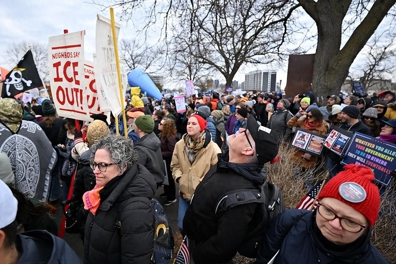 全美50个州暴动，特朗普激起民愤，”基本盘“也在摇摇欲坠美国移民与海关执法局，
