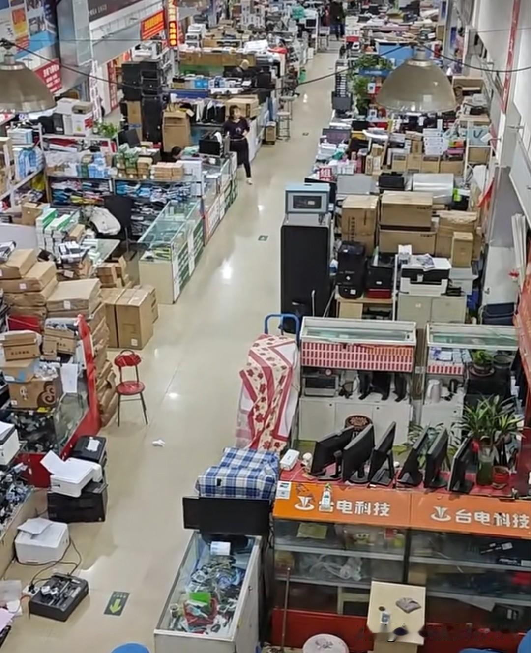 今天心血来潮去电脑城逛了逛，感觉门可罗雀，电脑城里面空荡荡的，看店的店员比顾客多