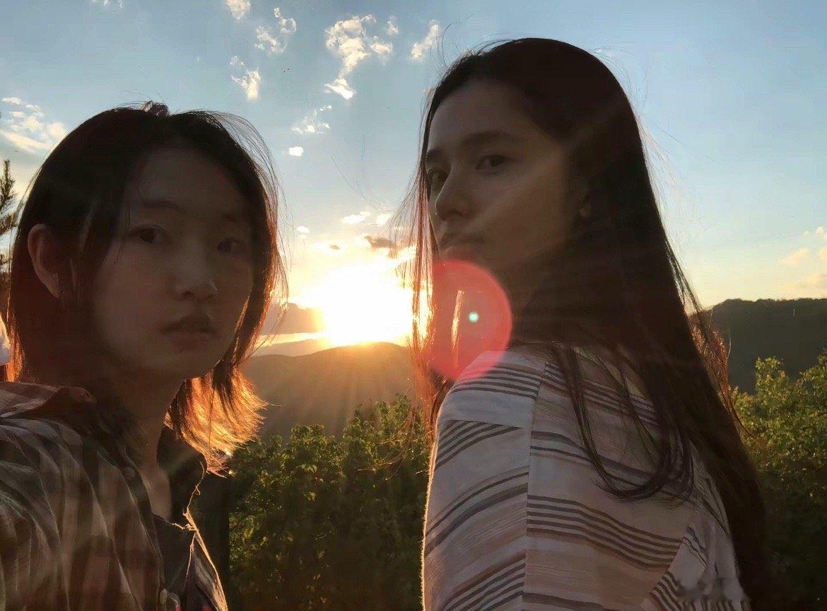 刚刷到俩素颜演员的图，我还在仔细看这谁跟谁呢，打开评论区第一条（图3）差点给我笑