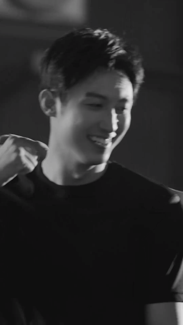 黄景瑜︱百年灵︱全新物料截修动图挑了4个镜头做动图昏昏欲睡的下午，直接被百年灵的