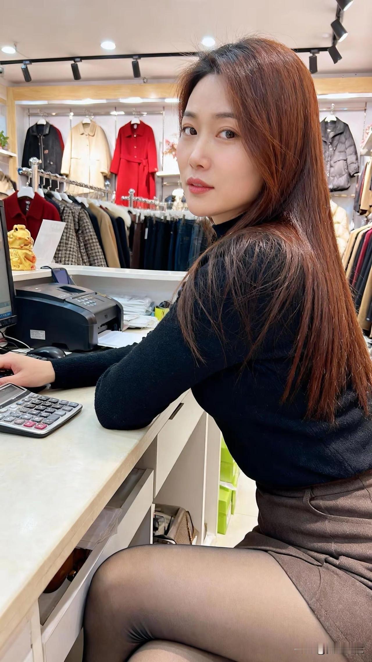 偷拍卖衣服的小姐姐被发现了[捂脸哭]