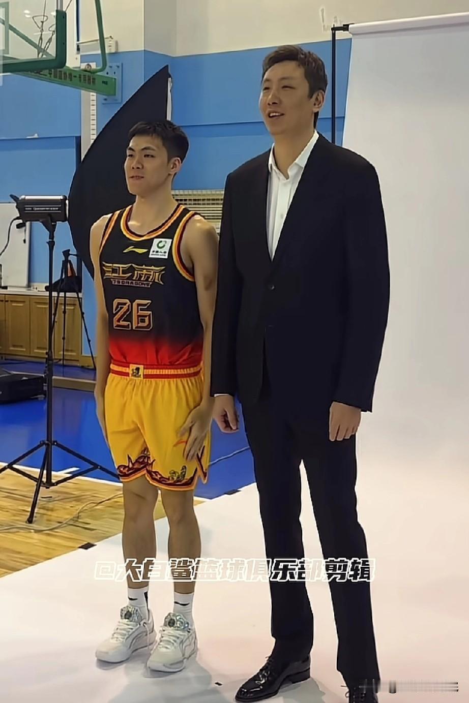庞峥麟可太搞笑了，这定妆照让他拍成了军训！新赛季即将到来，各支球队都在忙着拍