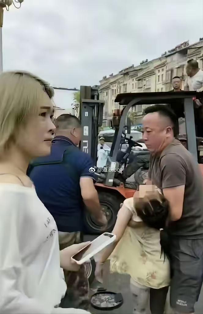 安徽广德36岁的杨某某穿着拖鞋开车，期间还时不时眼睛盯着手机看，发生车祸后，她催