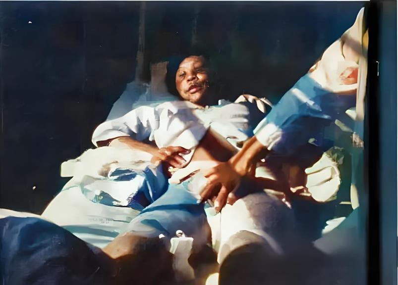 这张照片拍摄于1937年南京沦陷后，里面分人物是南京大屠杀幸存者李秀英。镜头里，