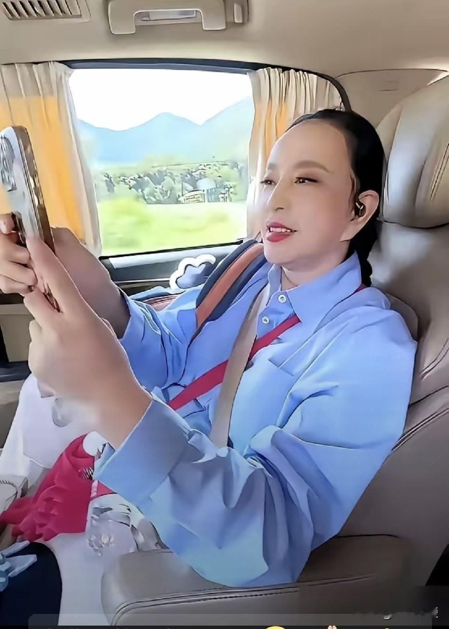 刘晓庆这是刘晓庆在乘车途中拍下的短视频。视频里，她没有佩戴平日里出镜常用的假发，露出自己真实的头发，