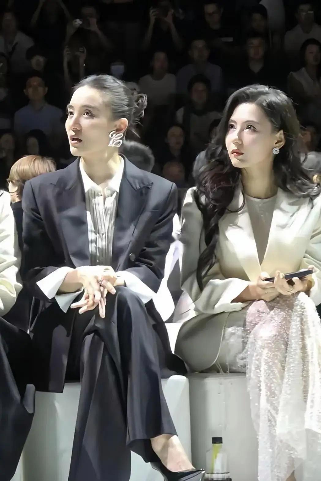 两个快奔五的女人坐在一起真的好养眼啊！张柏芝年轻时的颜值那真的是顶级美女，而宋佳