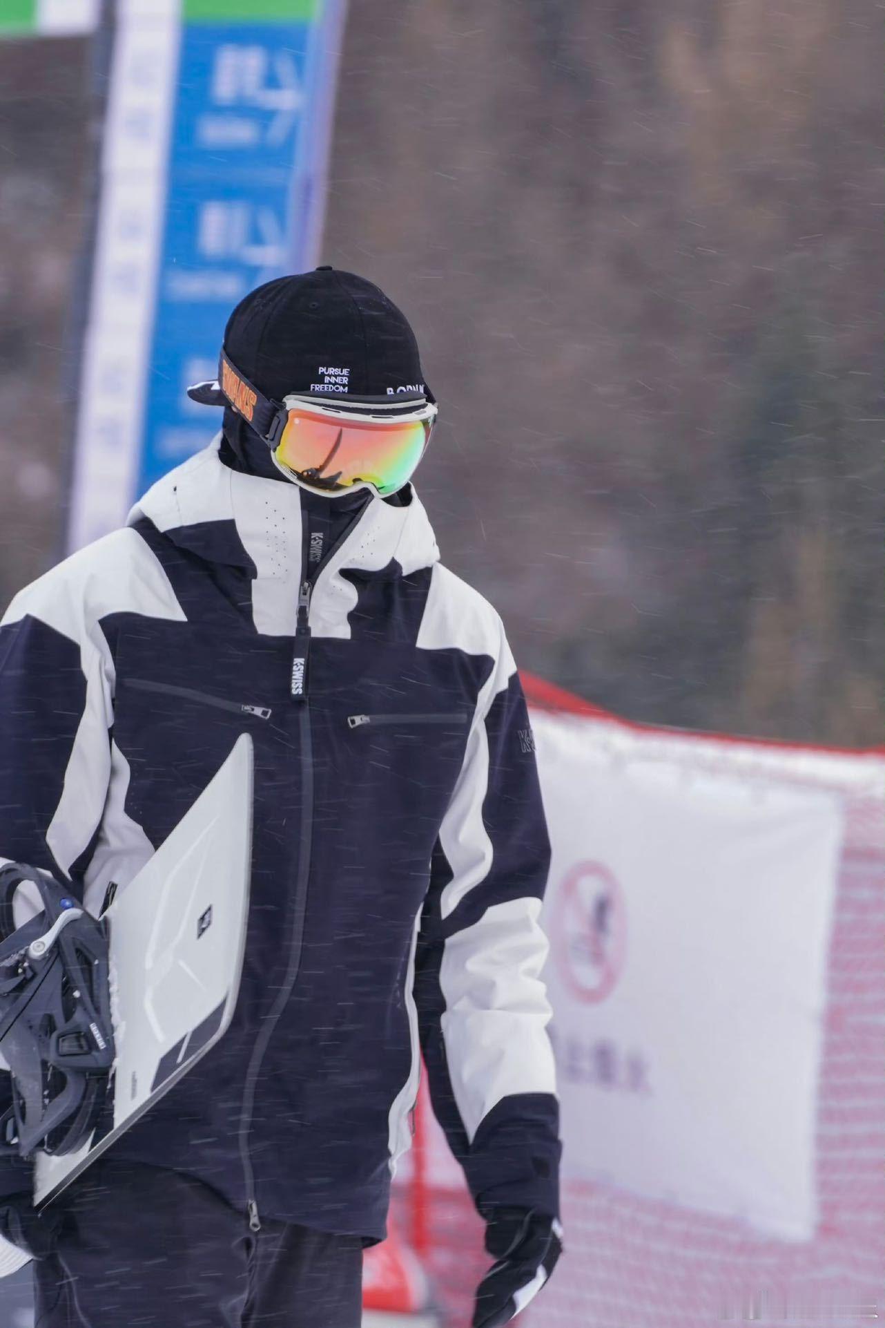 网友滑雪场偶遇谢霆锋谢霆锋新雪季开板了救命！谁被锋哥的开板视频帅晕了🥳单板