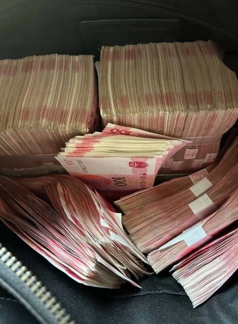 男子在出租房发现一袋现金，里面有整整18万元，好心报了警，却被房东反咬一口。房东
