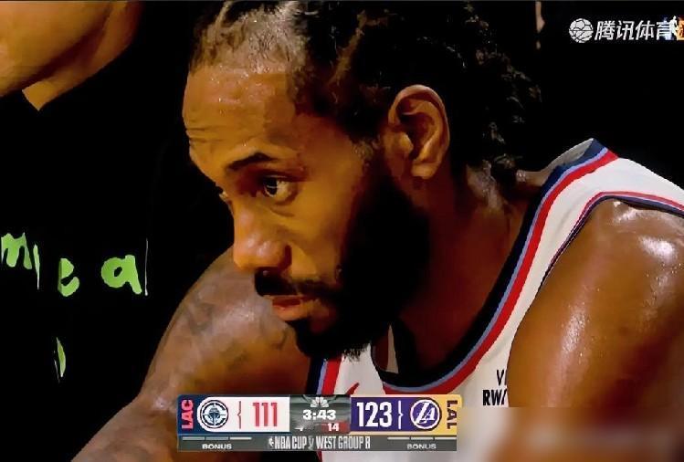 被提前换下，伦纳德陷入了沉思，赛后正面回应此事。​有些不解，比赛还剩差不多4