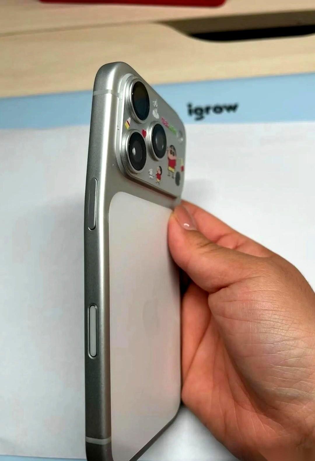 今天真是开了眼了。一个哥们儿拿着手机来修，机身，弯了。不是那种不小心坐了一下