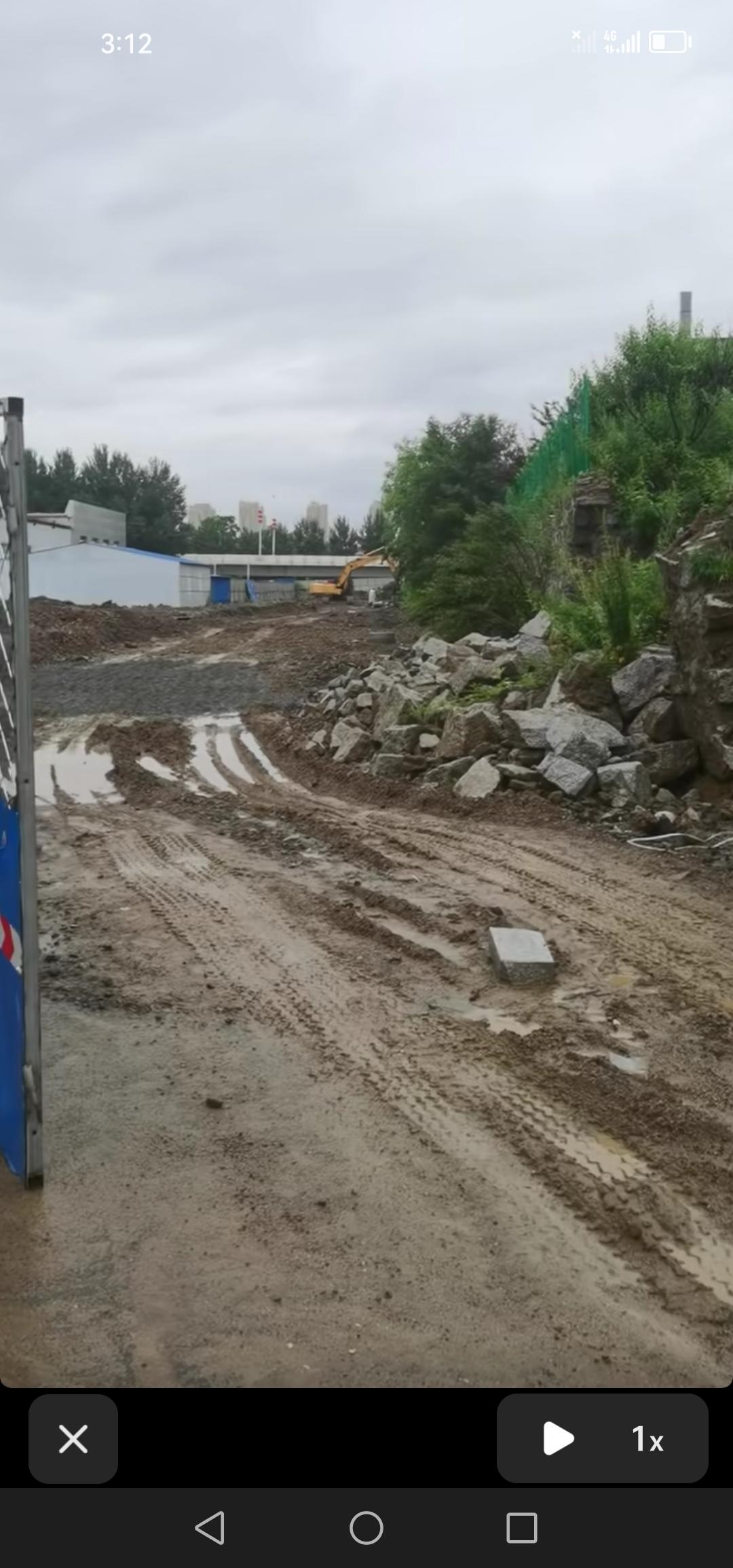 虽然现在是雨季，吉林市晓光路道路工程冒雨施工，盼早日开通。近日，吉林市晓光路