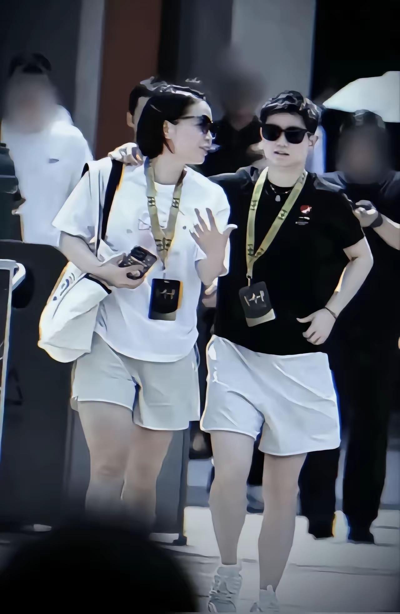 莎莎这气场拉满，主打一个：比女生还女生，比男人更男人！怪不得，男孩儿爱她，女孩儿