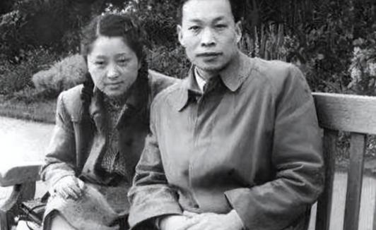 1968年物理学家钱三强被下放到陕西，一天他下地干活，转头看到一个女人佝偻着身子