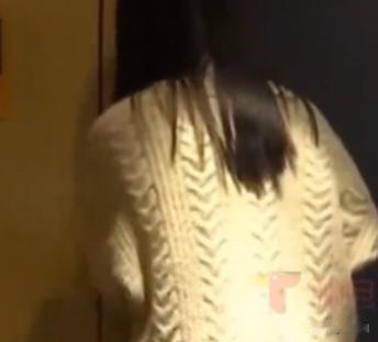 贵州，一女子在诊室里接受治疗，当时正脱裤检查，一陌生男子直接就闯进来，将女子看了
