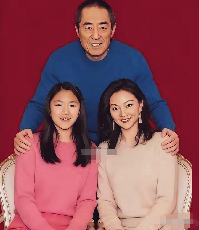 张艺谋导演与妻子陈婷小女儿张壹娇的合影照，照片中张艺谋导演用手搂着妻子与女儿的肩