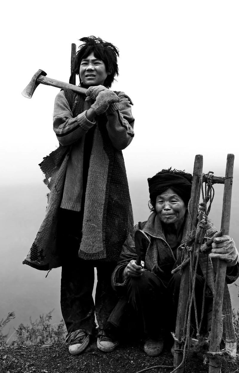 一个12岁的汉族女孩，被捆着手脚从四川抬进凉山，卖给一户黑彝人家。她此后的一