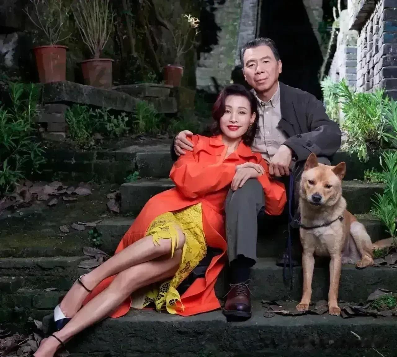 冯小刚搂着陈冲的样子，自然清新的画面，特别温馨。陈冲睡在长椅上，风情万种地笑