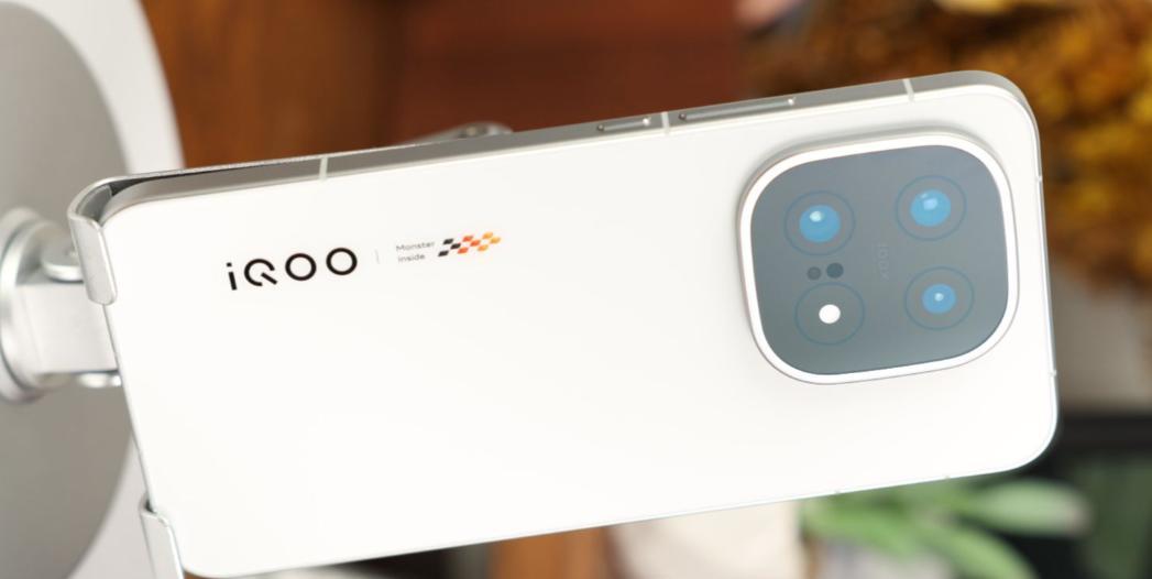 iQOO15最新配置来一波：1.芯片方面，搭载骁龙8EliteGen5+自