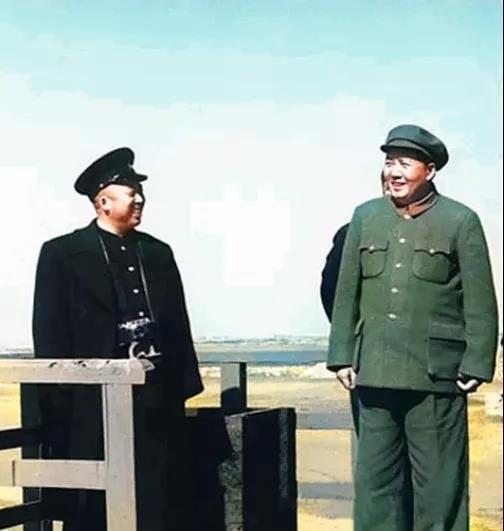 1952年10月，毛主席视察黄河，当他来到雄伟壮观的黄河大桥时，看到一桥飞