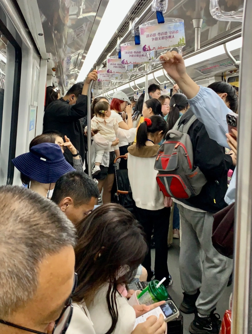 地铁上的冷漠一幕，刺痛人心5月7号那天，下午5点上下，我像往常一样，从苏州南门