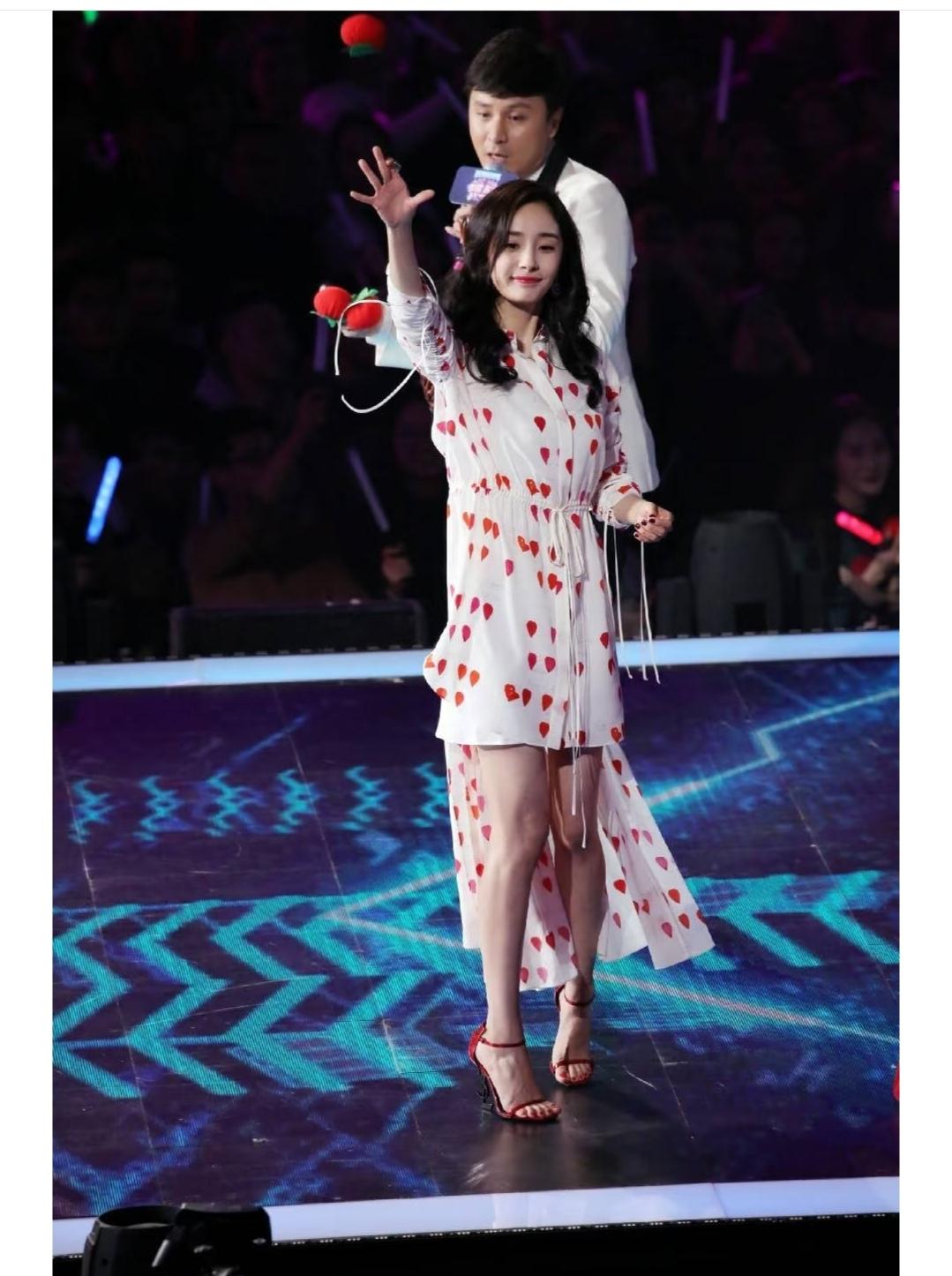 杨幂，这裙子一般人穿上得成村姑。