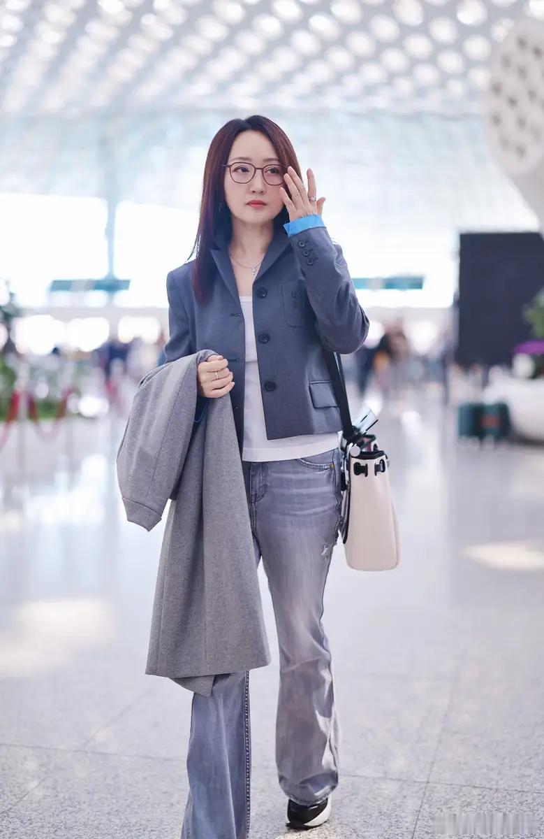 杨钰莹罕见露面！独自现身机场笑容甜美2025年12月5日，杨钰莹现身深圳宝安机场