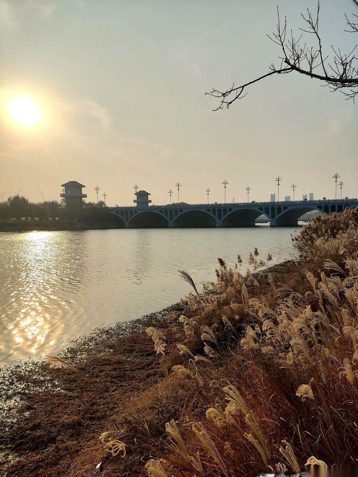 他光着身子冲进儿子房间的时候，我朋友说，她脑子里“嗡”的一声，瞬间一片空白。不