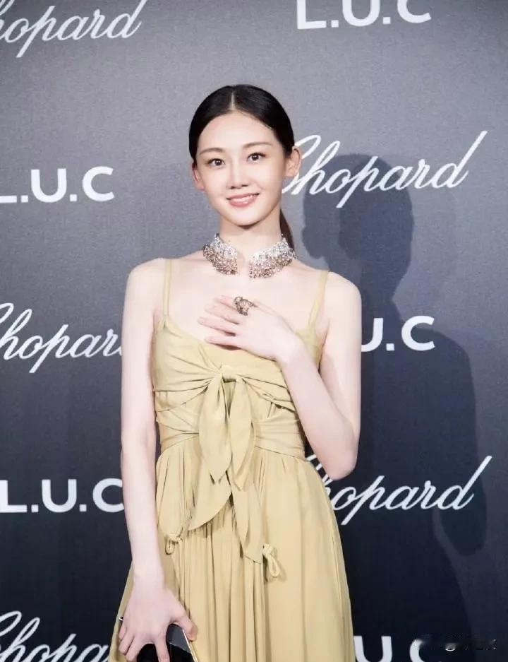 为什么评论区都要评论苗苗的长相，我关注了她好些年了，我觉得比起她稳定的情绪，温柔