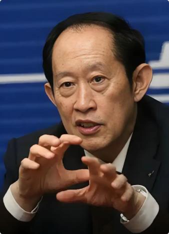王立群说："贪官只有一个特点，那就是蠢。你不缺吃，不缺穿，不缺钱花，每个月的工资