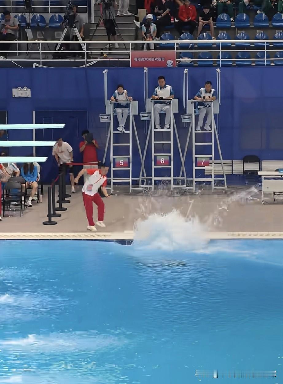 全运会跳水惊魂！运动员拍进泳池那刻，教练魂都飞了刚刷到这视频，我心脏直接揪