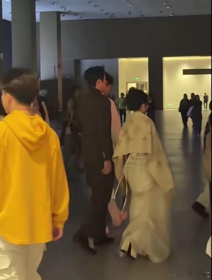 美是真的美到窒息，但内娱对女演员的鞋跟要求别太离谱了吧！