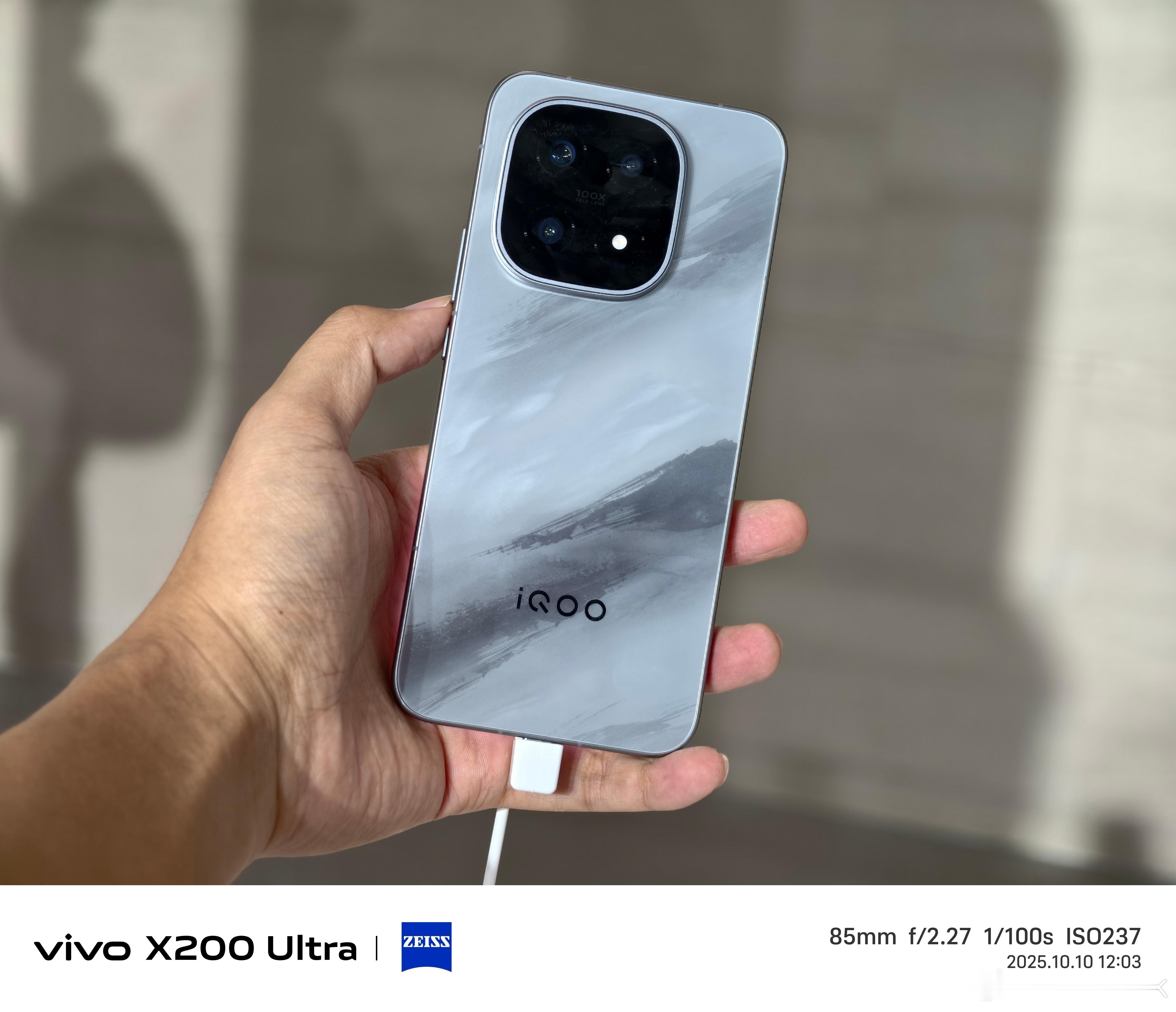iQOO15vivo开发者大会现场摸到了iQOO15真机，这个凌云颜色正面看