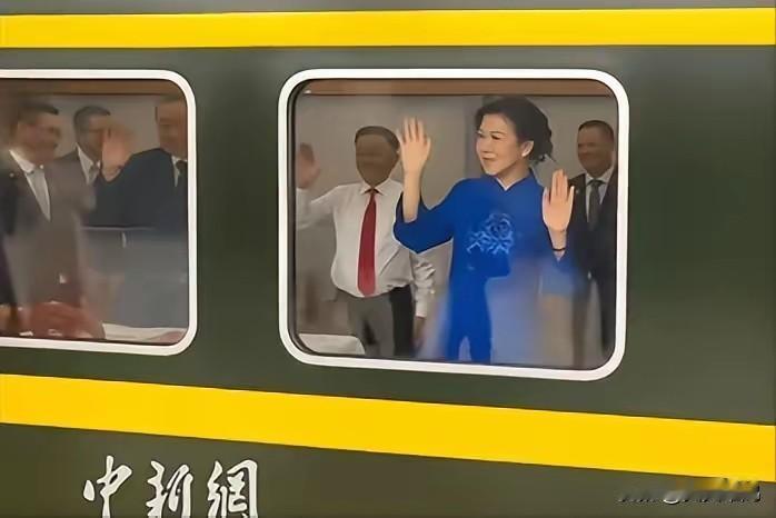 越南第一夫人，她站在绿皮车窗前，挥手告别，眼里满是不舍。没有专机，没有豪车，越南