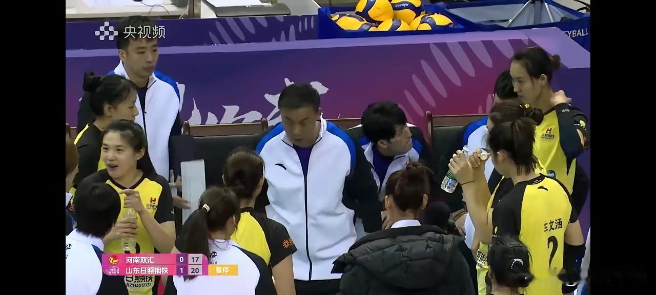 一套阵容打到底，李岩龙他的山东女排主教练真好当！23日晚，国内女排超级赛第4