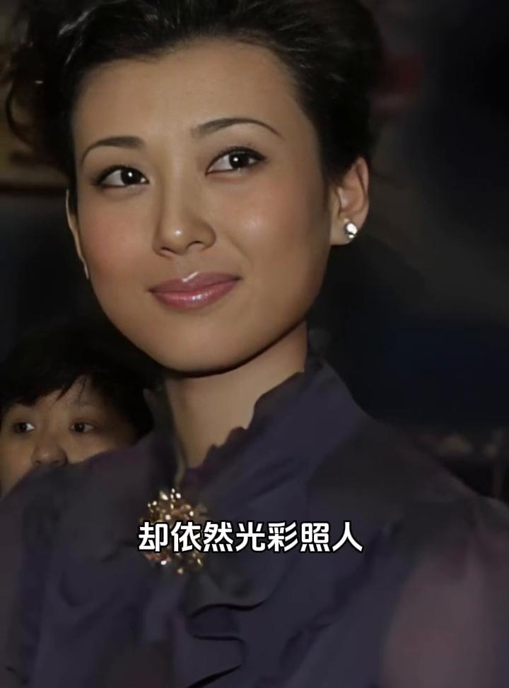 她是央视公认的女神级存在，五官清秀端庄，眼神灵动，有光年近半百却依然光彩照人，神