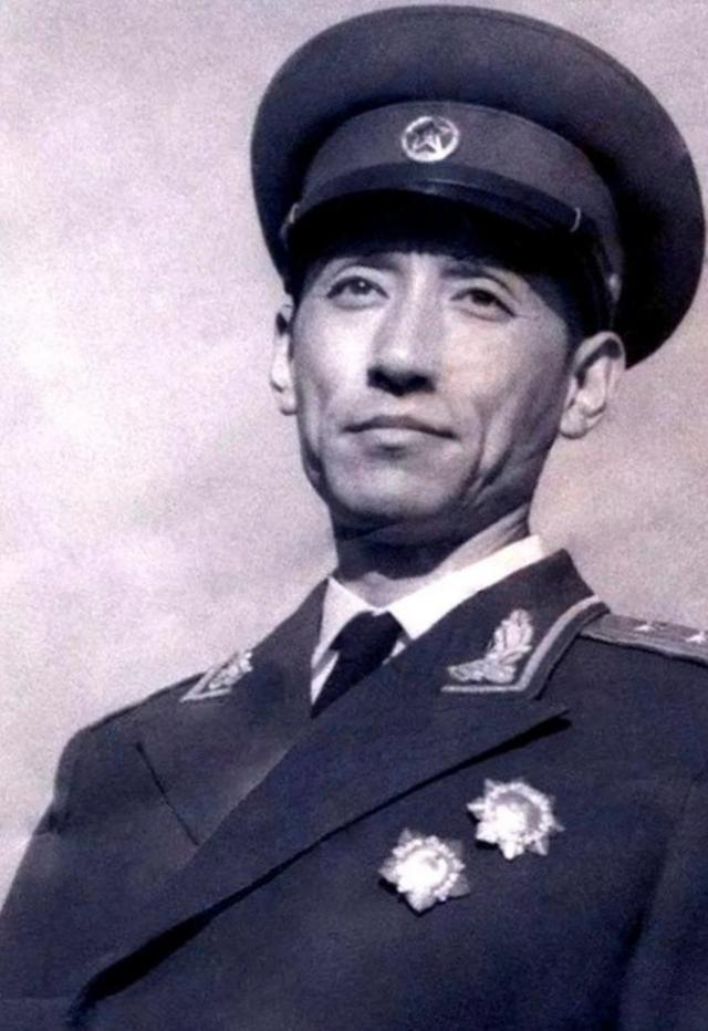 五五年授衔唯一享受礼服的电影界的开国校官只有李树楷一人。田华，刘季云，胡朋虽然后