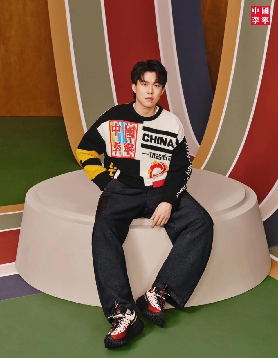 头头这波复古风，把李宁穿成了新爆款王楚钦上身李宁米兰时装周的复古针织衫，这