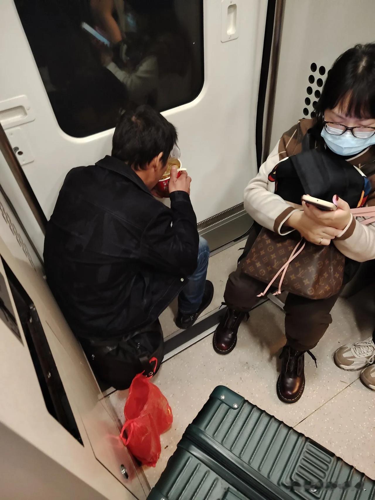 高铁不让带方便面，不让乘客吃泡面是对底层打工人的藐视，一个交通工具，不应矫情。