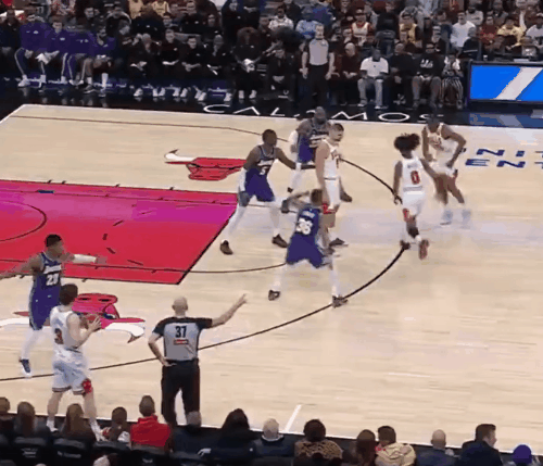 艾顿这2个防守回合，把雷迪克激怒了！一次是防守武切维奇注意力不集中，直接被对