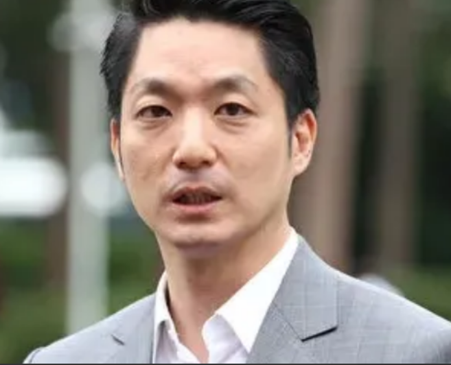 蒋万安今天直接把话撂下了。他当着媒体的面斩钉截铁地表示，自己绝对不可能去选下一任