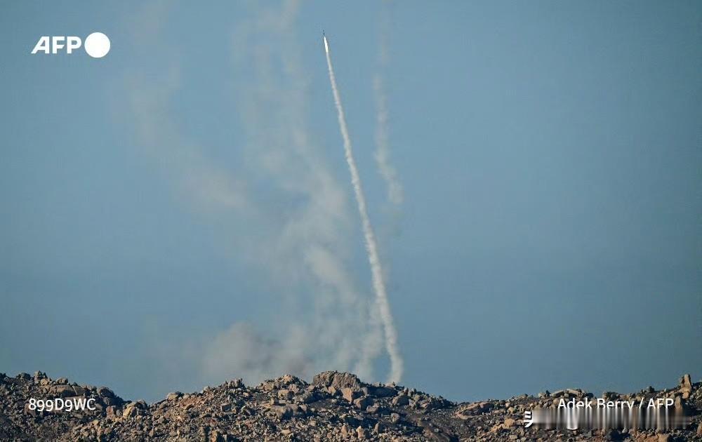 好家伙，今天围岛军演要说拍摄191箱式370远火实弹射击，还得是法新社才最清晰！