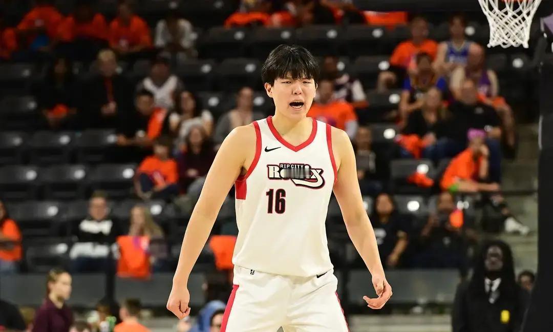 杨瀚森这小伙子，最近球探报告可没少提他。问题摆在那儿，挺明显。防守端老毛病