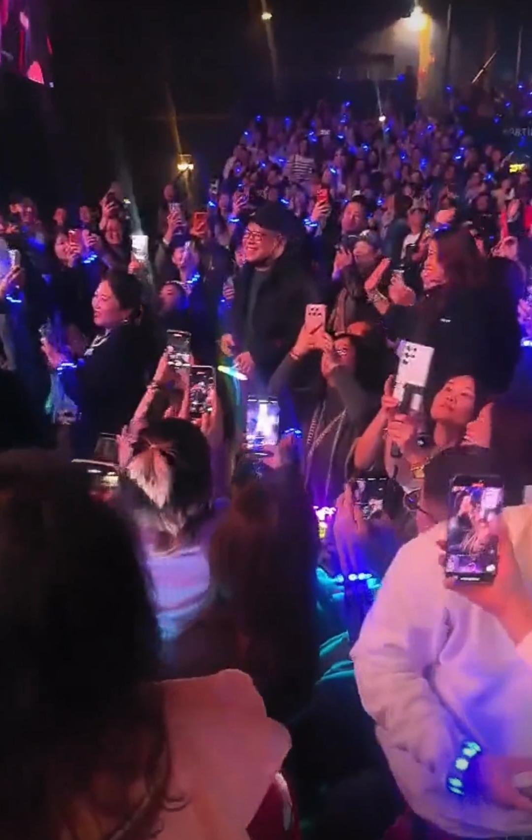 张信哲和岳云鹏在国外也是“人情世故”了一次之前岳云鹏相声专场，张信哲捧场，后面