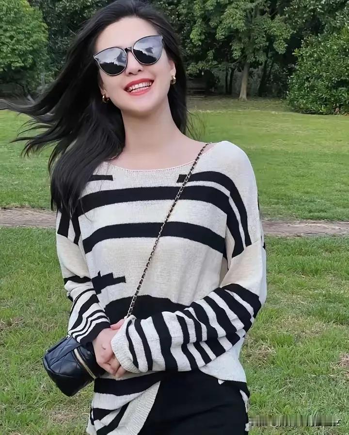 一听说儿媳妇又怀孕了，婆婆气得顺手抄起沙发上的拖鞋就往儿子身上招呼：“你这混小子