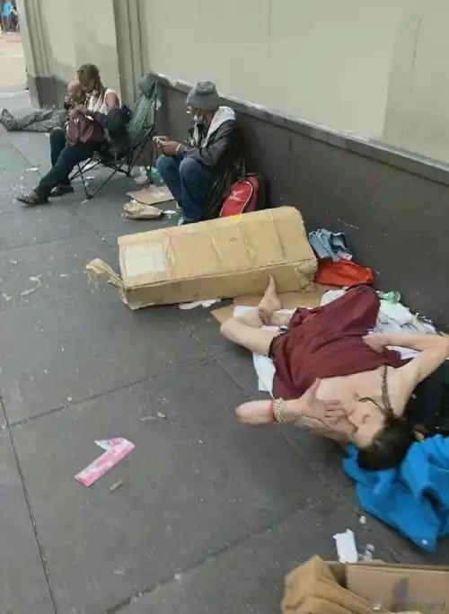 原来如此！为何美国民间枪支几乎人手一支，许多人却宁愿流落街头，也不会奋起反抗？