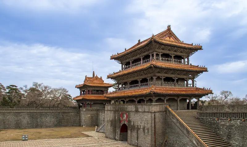 努尔哈赤的1厘米生死线：头盔救大清国运1584年努尔哈赤攻翁科洛城，敌箭射穿头