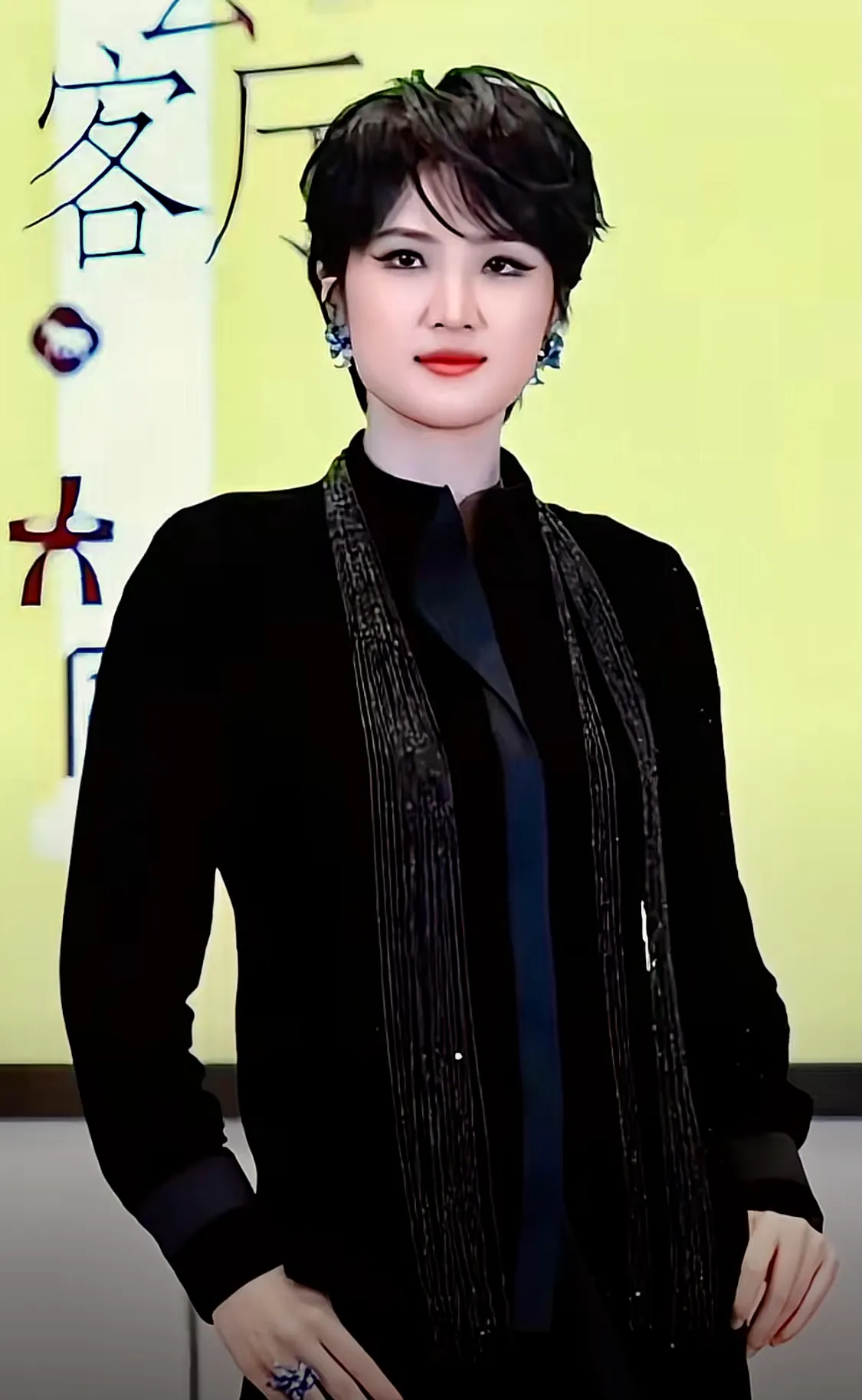 女儿得富养，太有气质了。军人家庭出身的人就是不一样，传统、革命传统代代相传。姚安娜的一身光环，美貌，