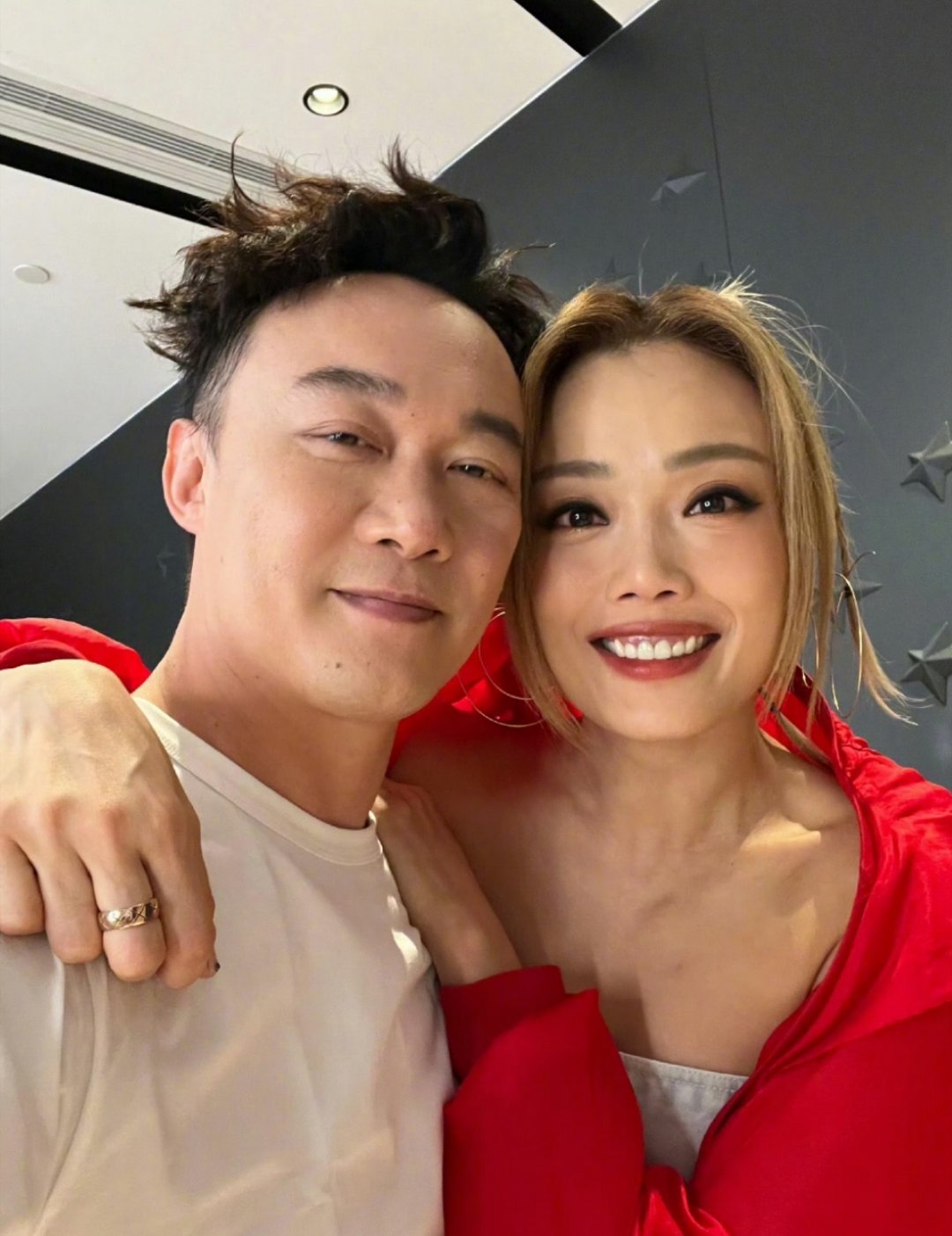 容祖儿谢霆锋陈奕迅后台合影跟老友记一起就是开心呀​​​