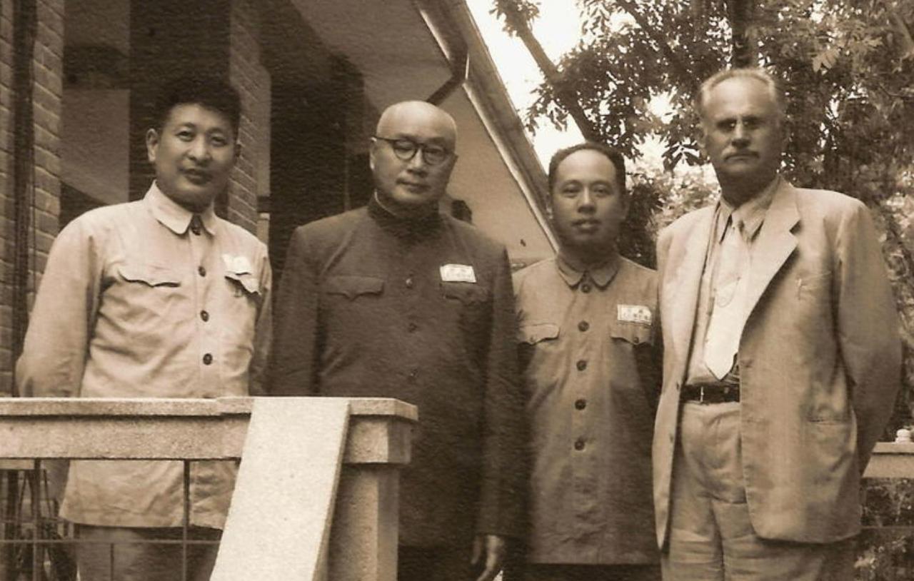 1958年，在开大会时，刘帅处境艰难。当时，按照要求，他的许多老战友都要登台发言